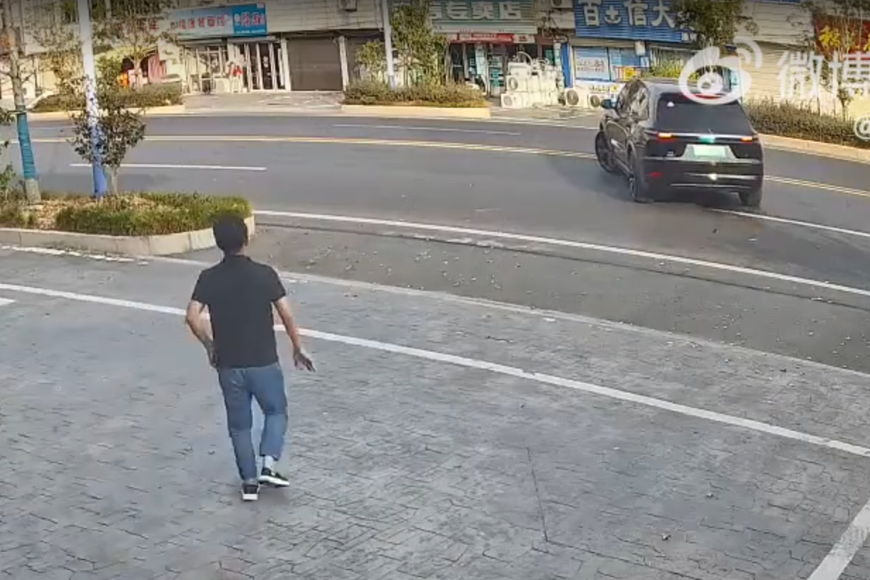 一輛「理想」L9智能電動車在司機下車後啓動自動泊車功能,惟來回連續4次都未能泊進停車格,及後車輛竟開回馬路中央,險釀車禍。幸車主及時發現,從室內跑出坐回司機位操控