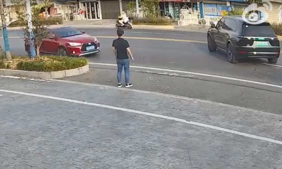 一輛「理想」L9智能電動車在司機下車後啓動自動泊車功能,惟來回連續4次都未能泊進停車格,及後車輛竟開回馬路中央,險釀車禍。幸車主及時發現,從室內跑出坐回司機位操控