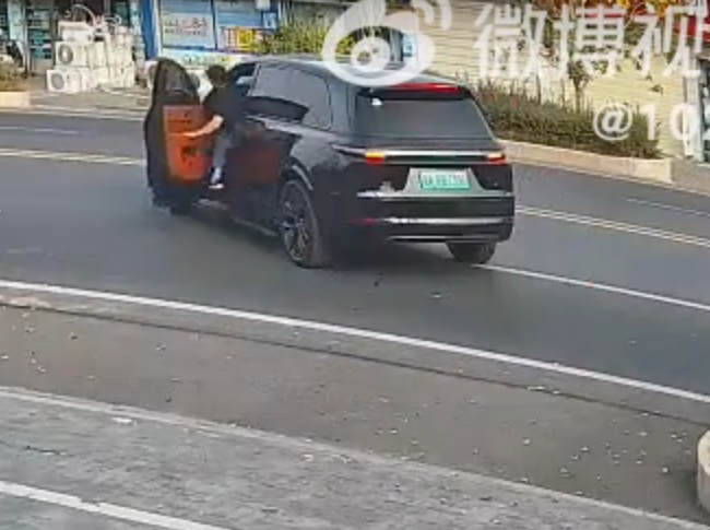 一輛「理想」L9智能電動車在司機下車後啓動自動泊車功能,惟來回連續4次都未能泊進停車格,及後車輛竟開回馬路中央,險釀車禍。幸車主及時發現,從室內跑出坐回司機位操控