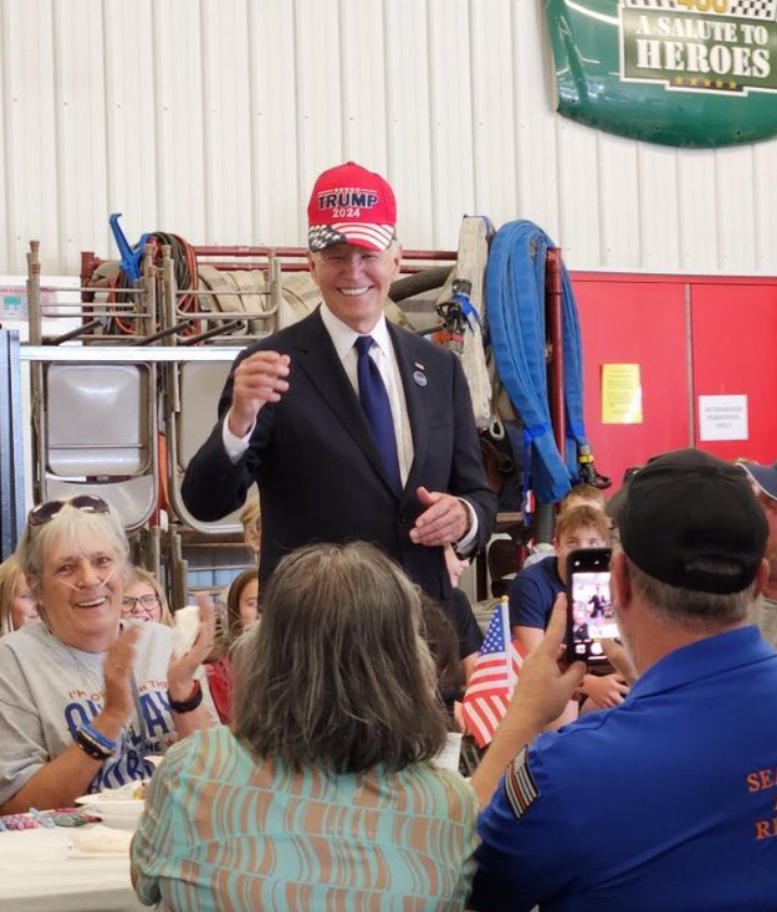 拜登忽然頭戴特朗普帽片段瘋傳