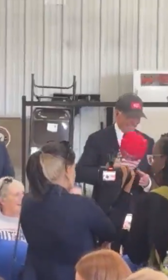 拜登忽然頭戴特朗普帽片段瘋傳