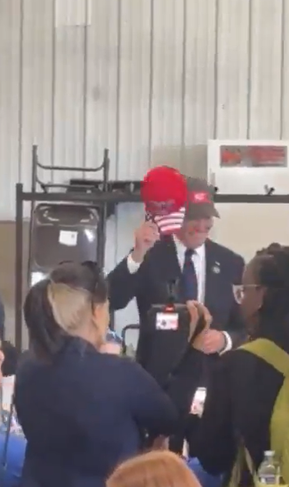 拜登忽然頭戴特朗普帽片段瘋傳