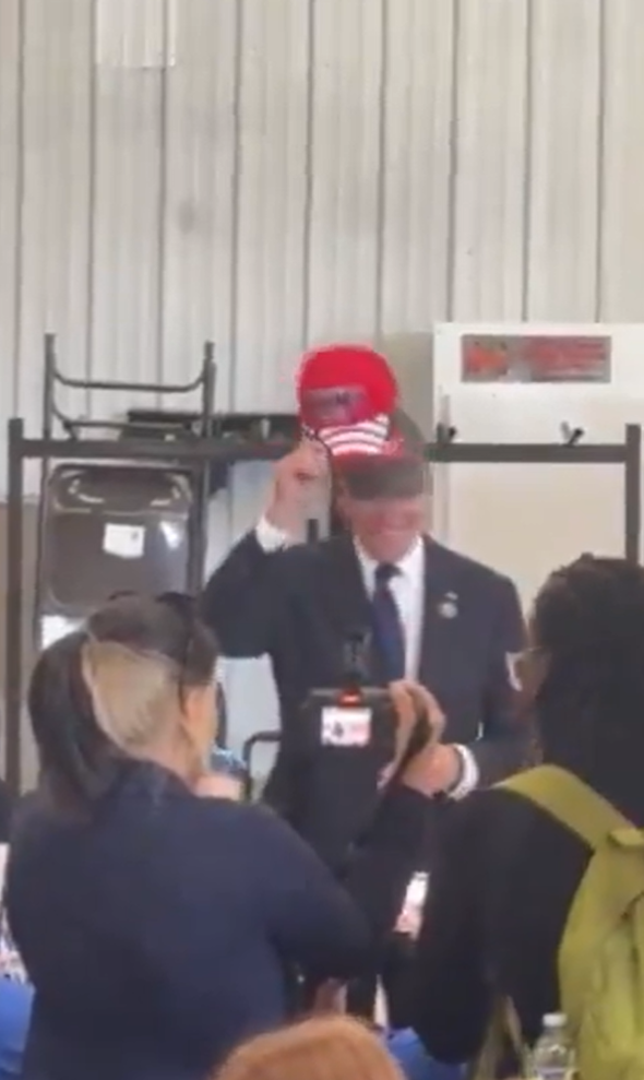 拜登忽然頭戴特朗普帽片段瘋傳