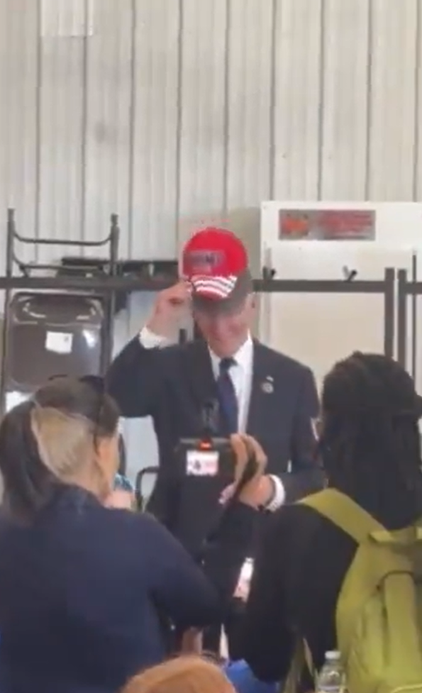 拜登忽然頭戴特朗普帽片段瘋傳