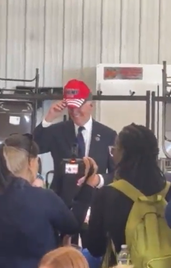拜登忽然頭戴特朗普帽片段瘋傳