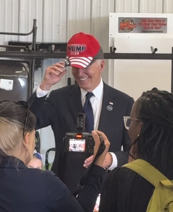 拜登忽然頭戴特朗普帽片段瘋傳