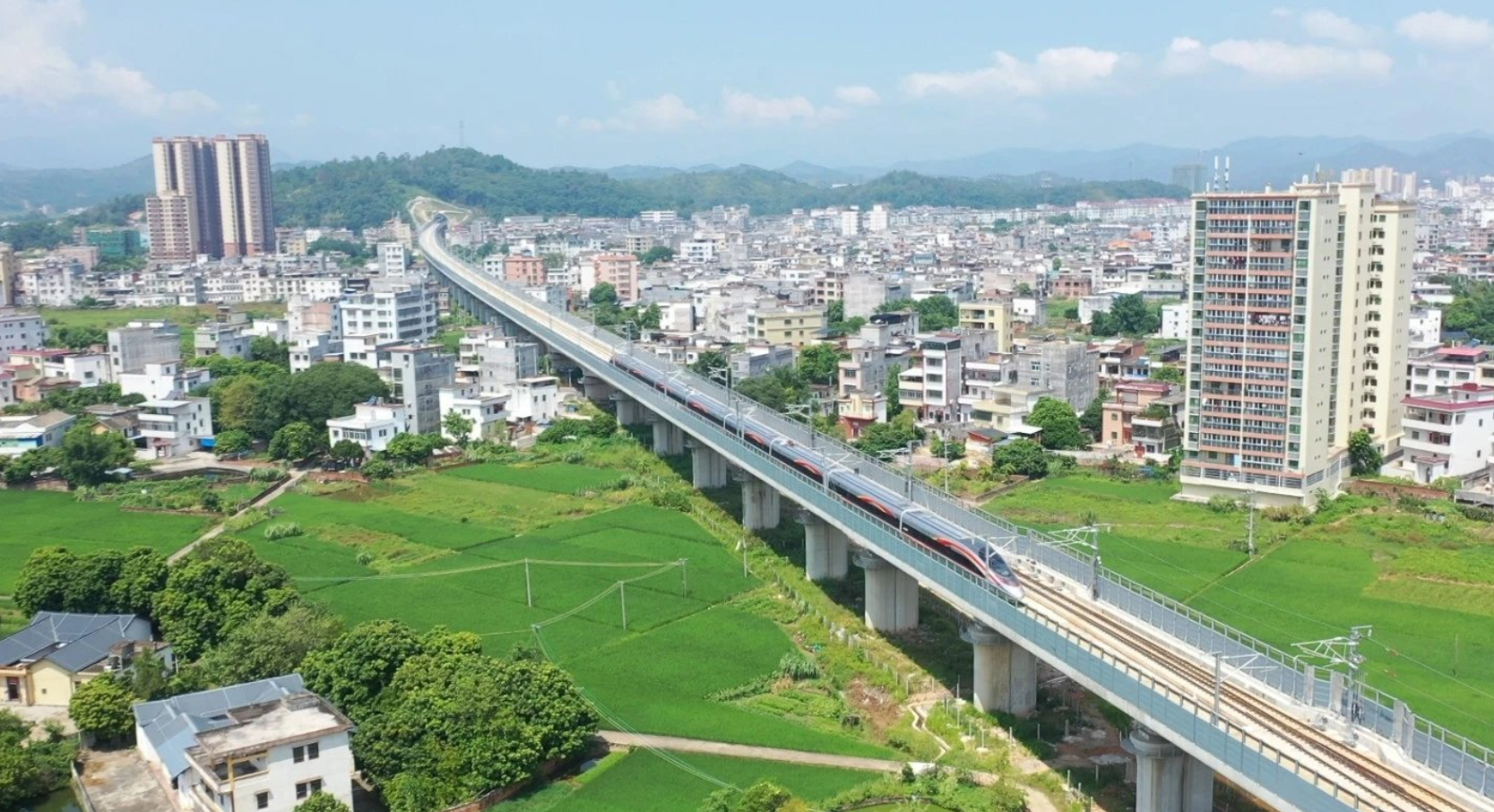梅州西站至龍川西、廣州東及深圳北站間最快時間只需29分鐘、1小時47分、1小時36分,為粵東老區加速融入粵港澳大灣區注入新動能。(網上圖片)