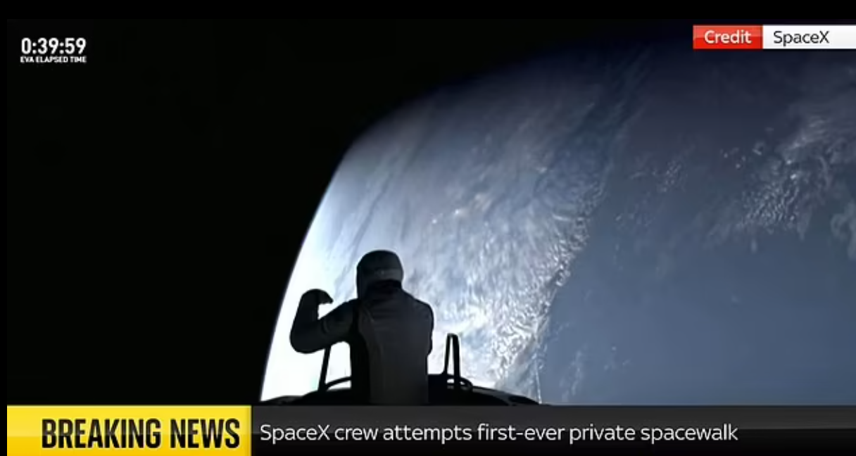 艾薩克曼出艙的歷史一刻。(互聯網)