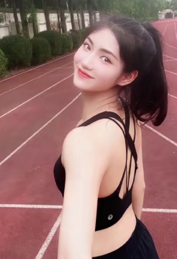 除了運動成績外,外型條件和體態也讓夏思凝備受矚目,屢次成為爭議焦點 (微博圖片)