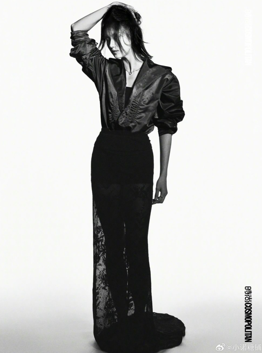 「田徑IU」夏思凝最近為雜誌拍攝的一組穿著透明喱士裙的時尚照引發爭議。有內地網民批評這種大膽的穿著「破壞了運動員應有的形象」。 (微博圖片)