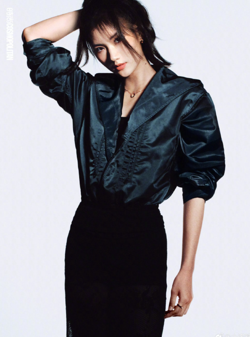 「田徑IU」夏思凝最近為雜誌拍攝的一組穿著透明喱士裙的時尚照引發爭議。有內地網民批評這種大膽的穿著「破壞了運動員應有的形象」。 (微博圖片)