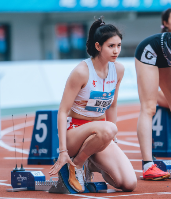 除了運動成績外,外型條件和體態也讓夏思凝備受矚目,屢次成為爭議焦點 (微博圖片)