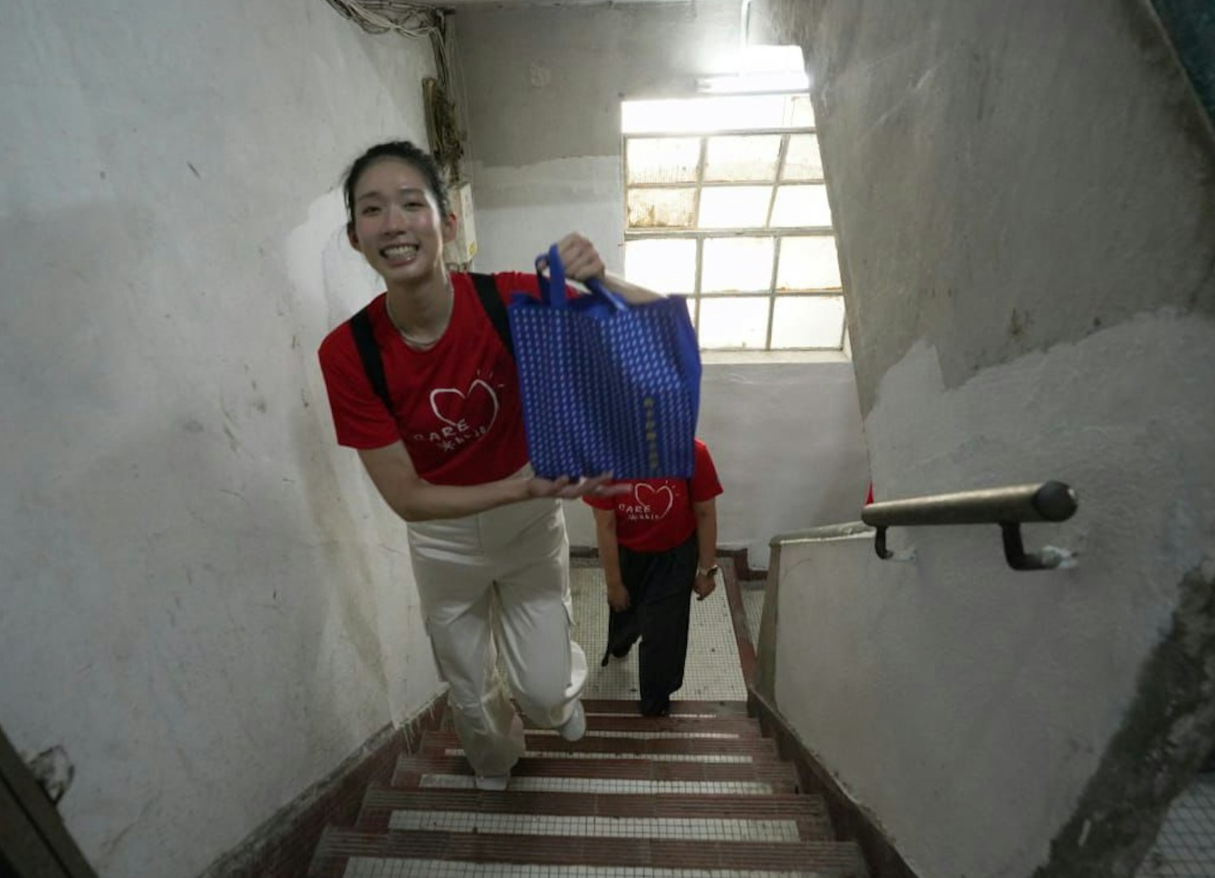 江旻憓首次以馬會義工身份探訪深水埗獨居長者。(馬會圖片)