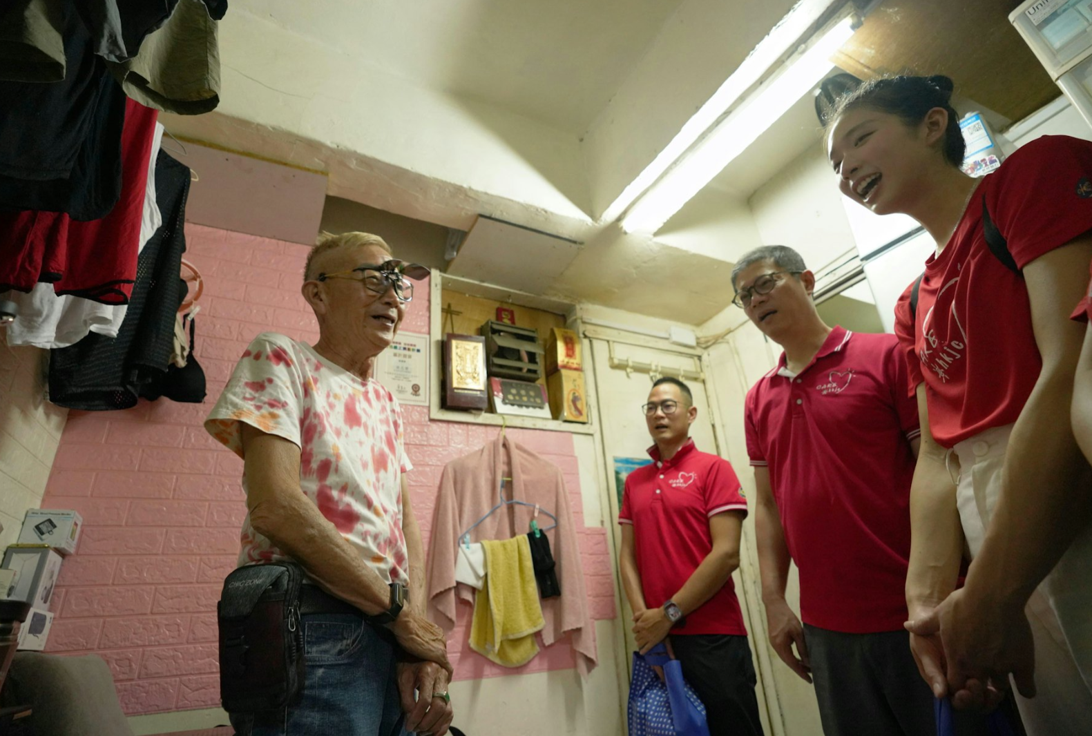 江旻憓首次以馬會義工身份探訪深水埗獨居長者。(馬會圖片)