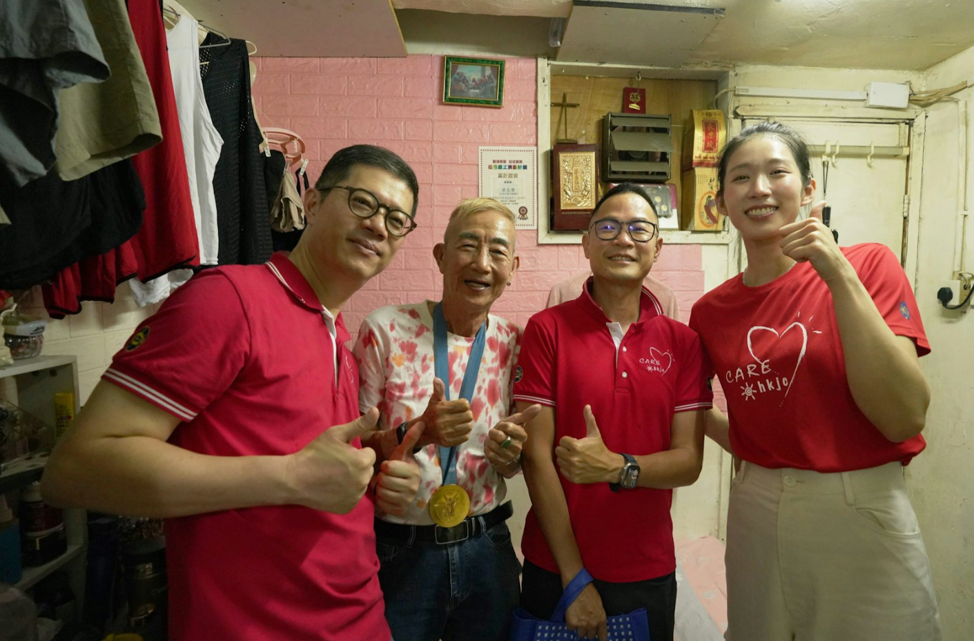 江旻憓首次以馬會義工身份探訪深水埗獨居長者。(馬會圖片)