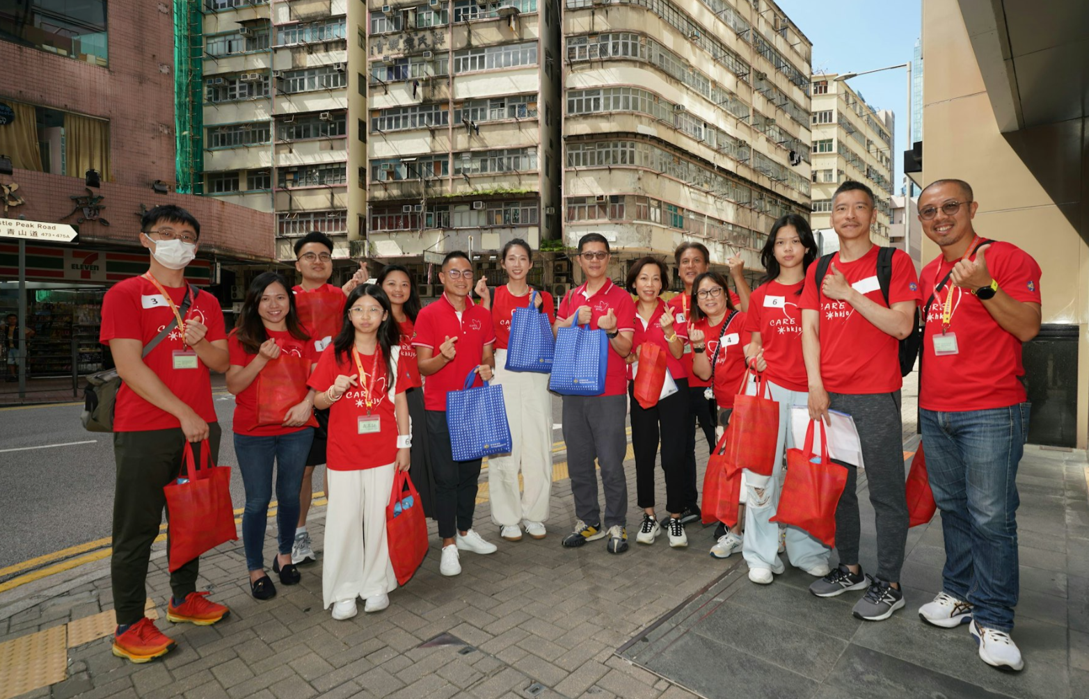 馬會義工隊逾200人於剛過去的周末參與由深水埗明愛鄭承峰長者社區中心舉辦的長者探訪活動(馬會圖片)