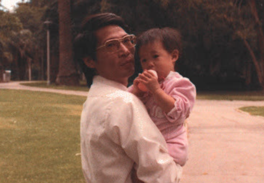 美國國務院表示,自2006年起被中國關押的美籍華裔牧師林大衛(David Lin)已獲釋返美與家人團聚。圖為林大衛於1984年與女兒合照。(Politico)