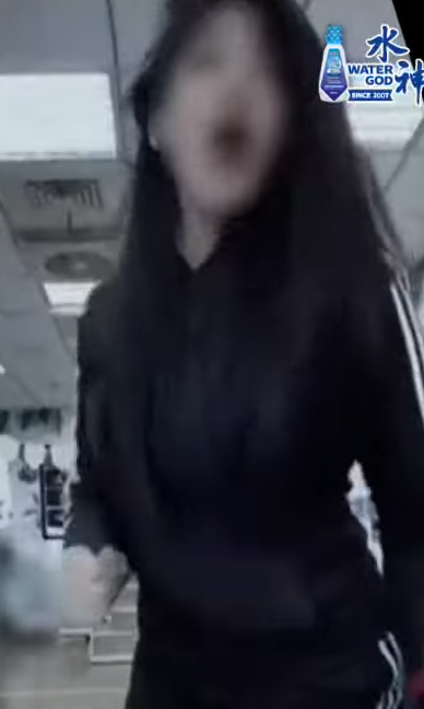 台灣新竹市一名在私立貴族幼稚園任職的女教師開設社交平台抖音帳號拍片,竟在教室內穿短褲及黑絲襪、中空裝大跳熱舞,幼兒更成為「背景」入鏡,園方將女老師開除。