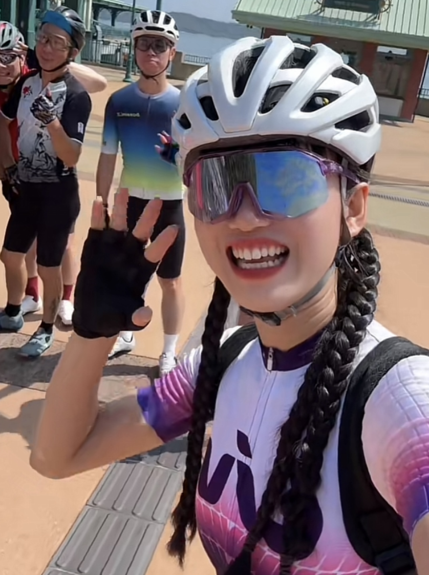 大嶼山羗山道發生奪命車禍,31歲內地女子潘海麗騎單車時被旅遊巴撞斃,死者為內地女網紅「海莉子Hayley」