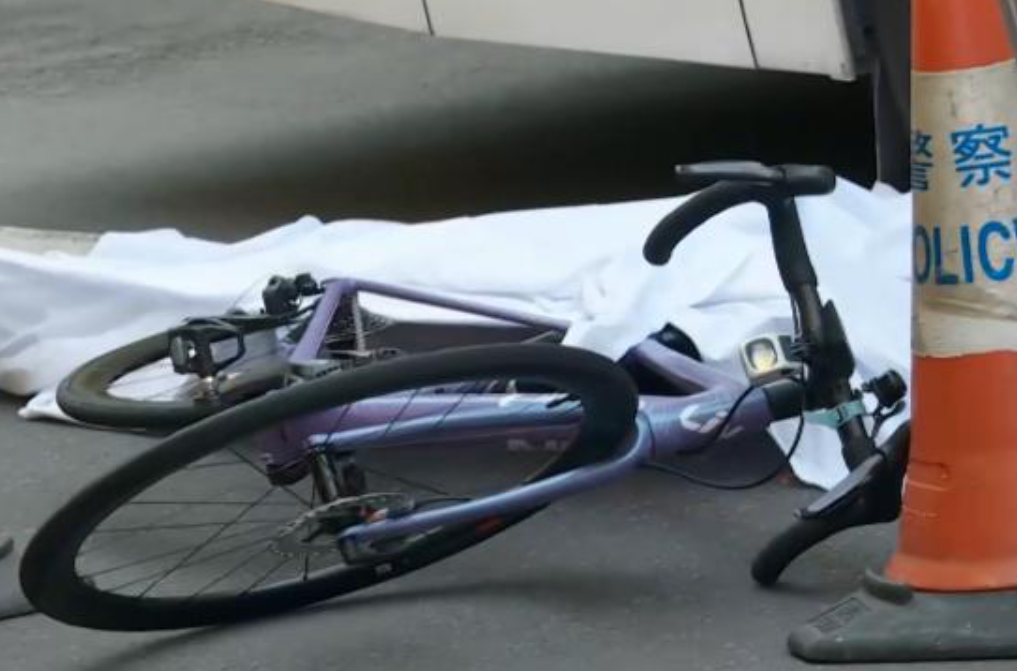 大嶼山羗山道發生奪命車禍,31歲內地女子潘海麗騎單車時被旅遊巴撞斃,死者為內地女網紅「海莉子Hayley」(有線新聞)