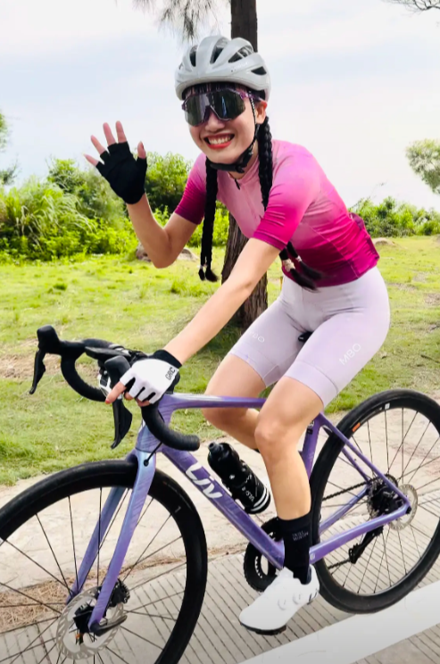 大嶼山羗山道發生奪命車禍,31歲內地女子潘海麗騎單車時被旅遊巴撞斃,死者為內地女網紅「海莉子Hayley」