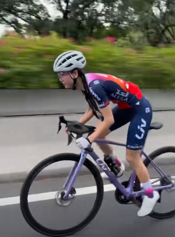 大嶼山羗山道發生奪命車禍,31歲內地女子潘海麗騎單車時被旅遊巴撞斃,死者為內地女網紅「海莉子Hayley」