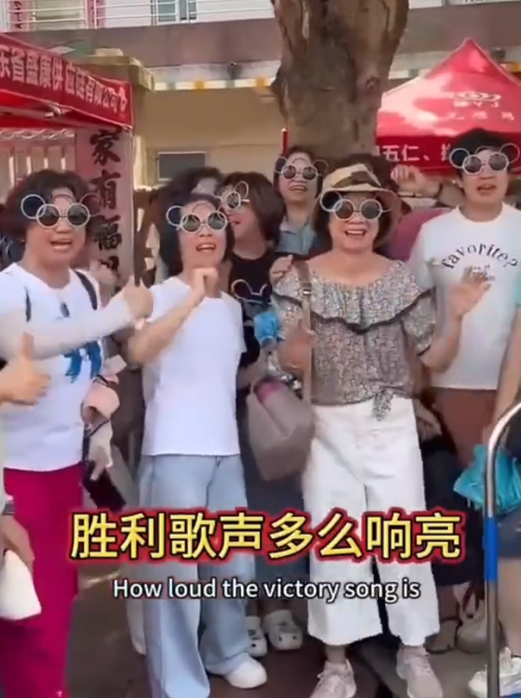 全紅嬋回到廣東湛江市麻章鎮邁合村老家成為「打卡熱點」,眾多民眾及遊客日夜圍堵。(影片截圖)