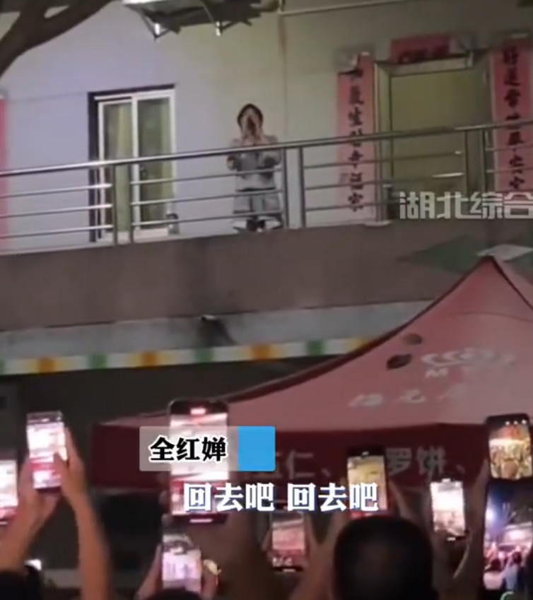 全紅嬋多次親自呼籲圍觀遊客散去(影片截圖)