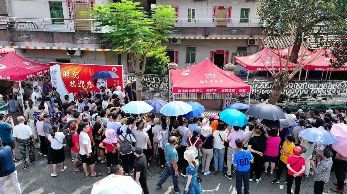 全紅嬋回到廣東湛江市麻章鎮邁合村老家成為「打卡熱點」,眾多民眾及遊客日夜圍堵。(影片截圖)