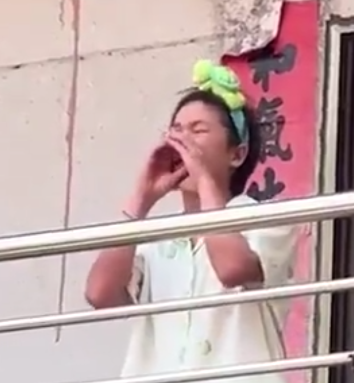 全紅嬋多次親自呼籲圍觀遊客散去(影片截圖)