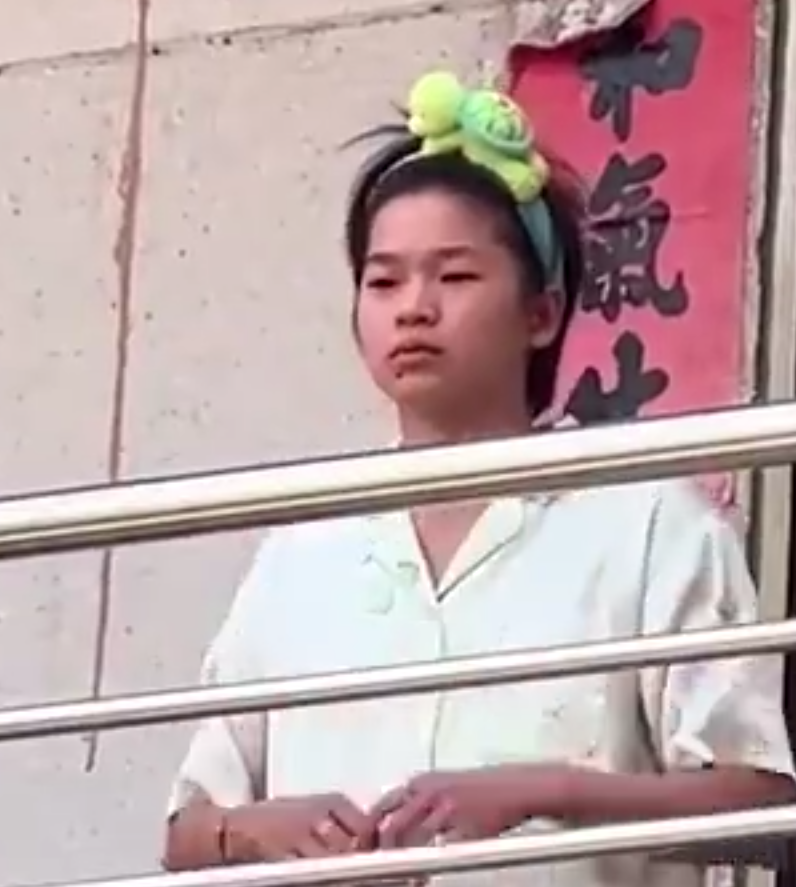 全紅嬋多次親自呼籲圍觀遊客散去(影片截圖)