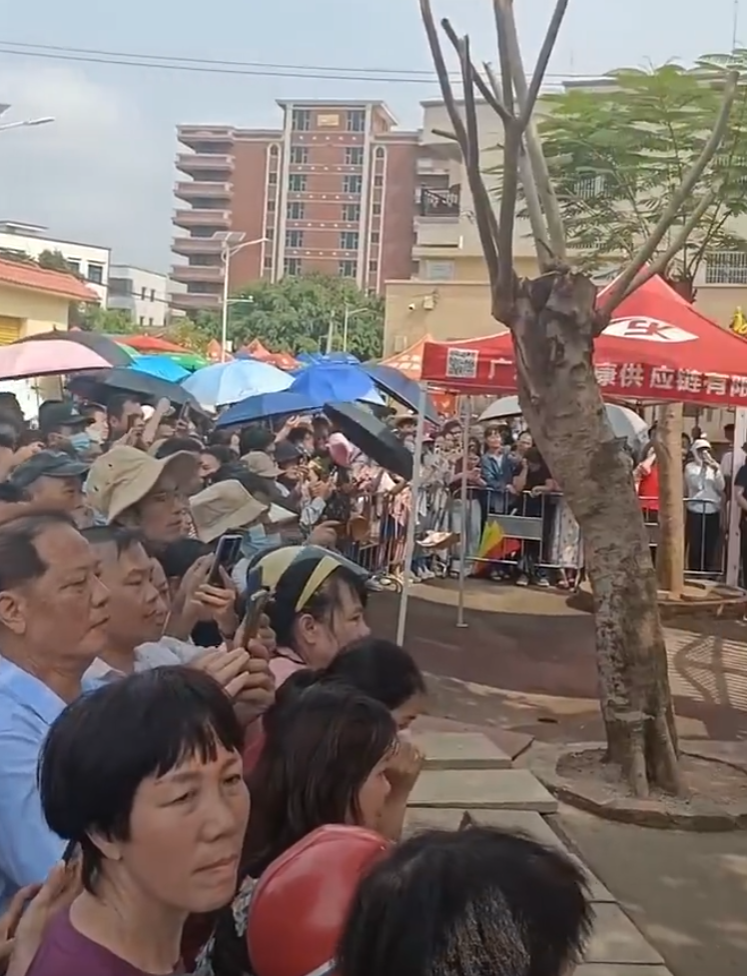 全紅嬋回到廣東湛江市麻章鎮邁合村老家成為「打卡熱點」,眾多民眾及遊客日夜圍堵。(影片截圖)