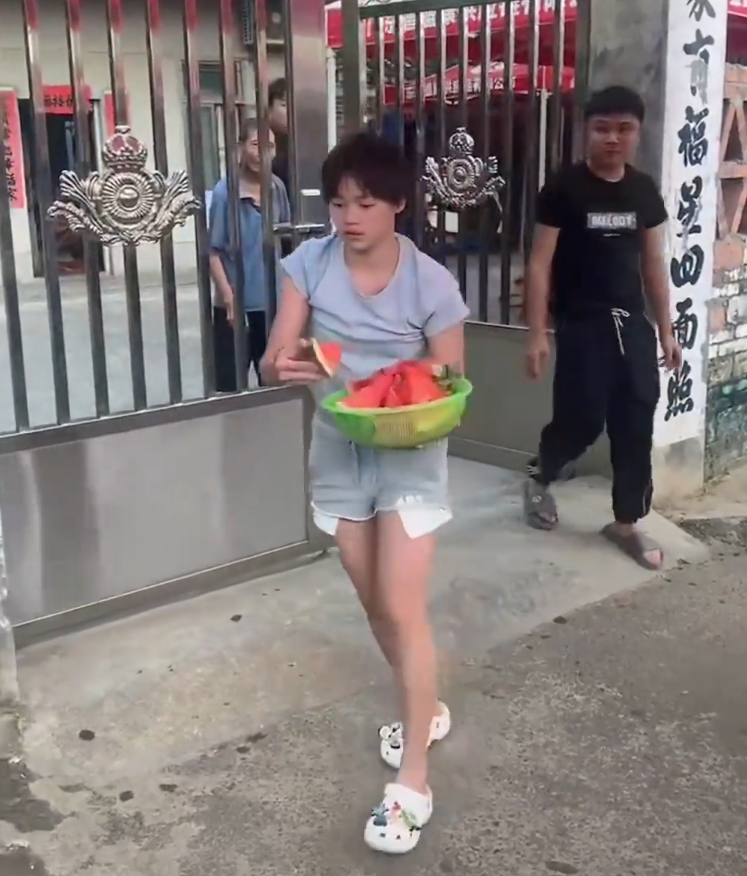 全紅嬋曾向圍觀遊客派水果(影片截圖)