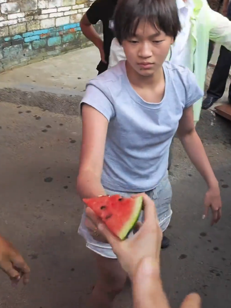 全紅嬋曾向圍觀遊客派水果(影片截圖)