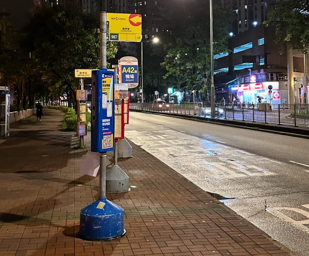 有網民從遠方拍下觀看巴士牌的照片,指跟本不能清楚看到號碼(社交平台Threads)