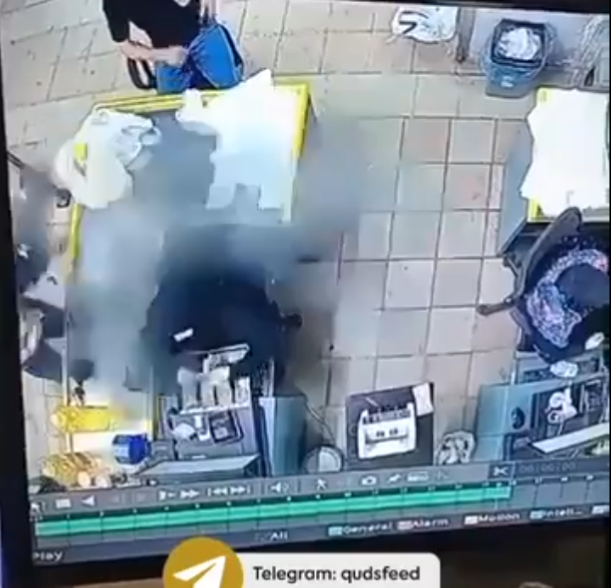 一名顧客正在雜貨店櫃台結帳時,放在一旁的小型手持裝置忽然自爆(X)