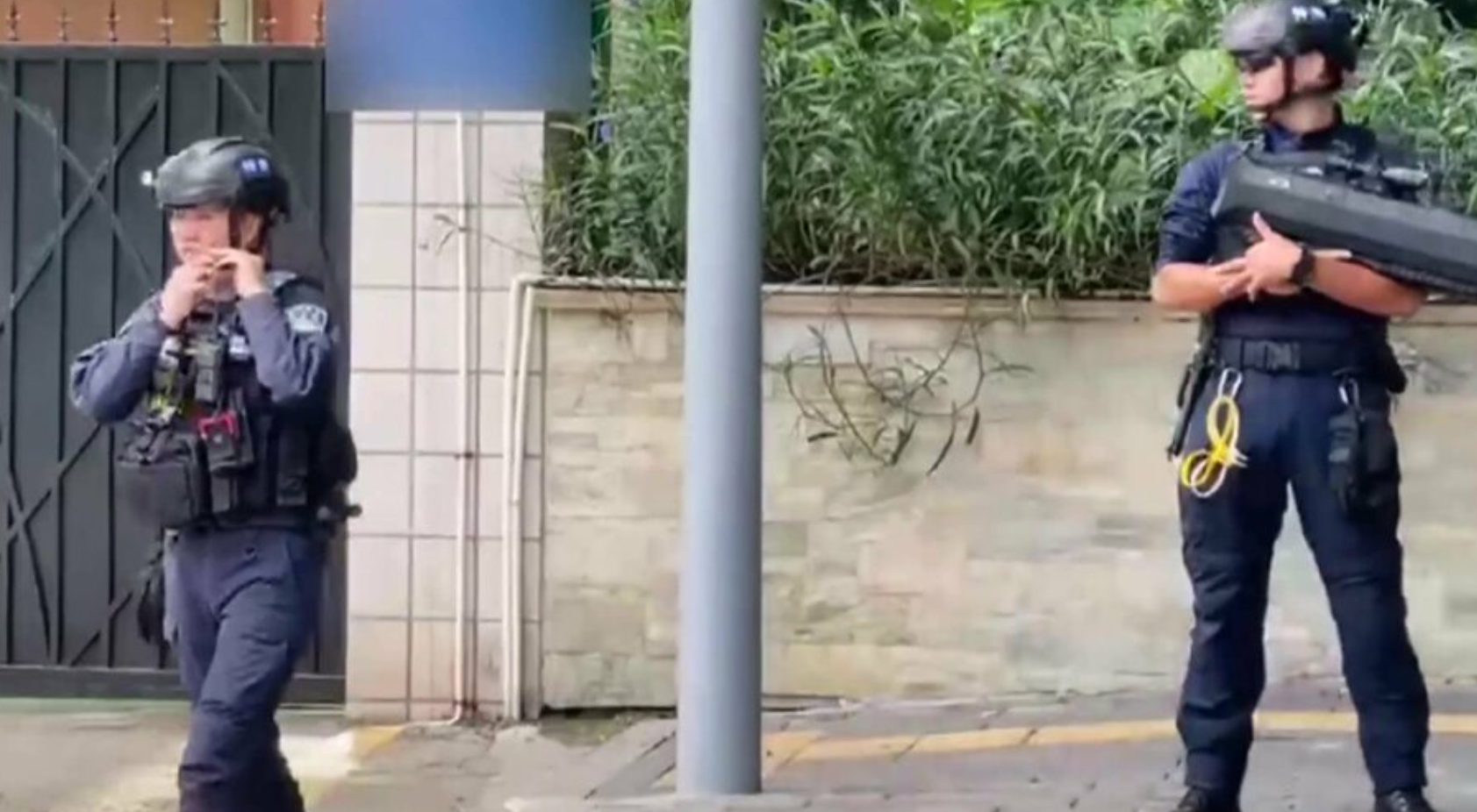 深圳日本人學校10歲小學男生沈某周三上學途中遭遇刀襲,延至周四不治。事發後學校臨時停課,大量警察駐守。(網上圖片)