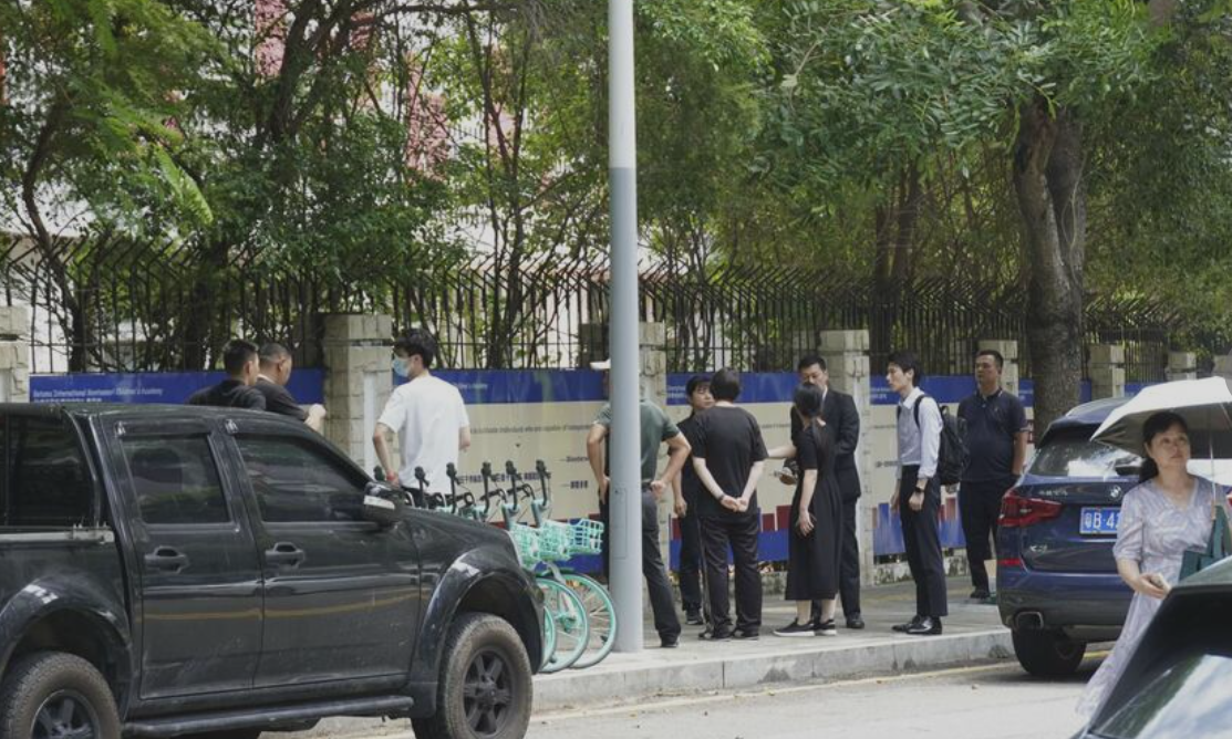 深圳日本人學校10歲小學男生沈某周三上學途中遭遇刀襲,延至周四不治。事發後學校臨時停課,大量警察駐守。(美聯社)