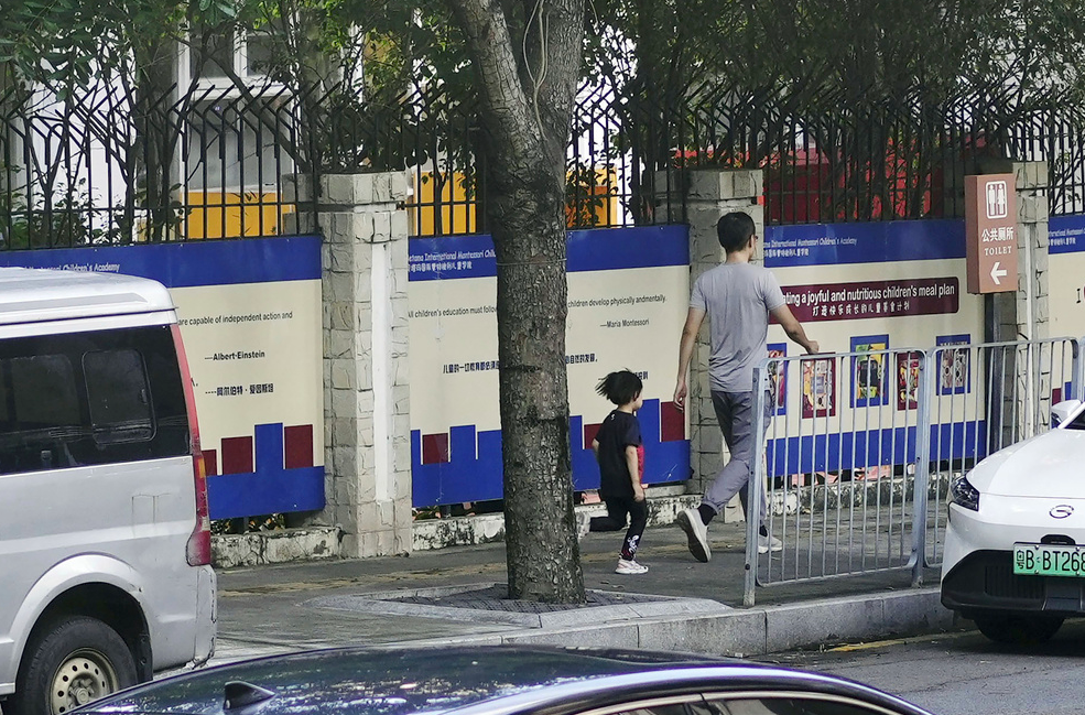 深圳日本人學校10歲小學男生沈某周三上學途中遭遇刀襲,延至周四不治。事發後學校臨時停課,大量警察駐守。(美聯社)