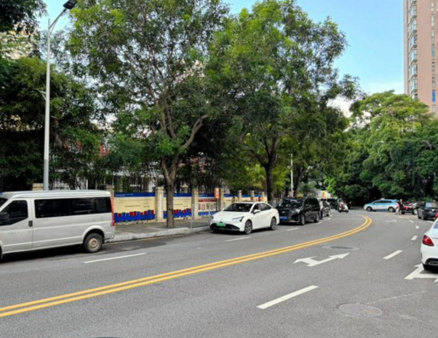 深圳日本人學校10歲小學男生沈某周三上學途中遭遇刀襲,延至周四不治。事發後學校臨時停課,大量警察駐守。(網上圖片)