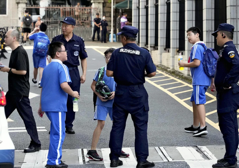 深圳日本人學校10歲小學男生沈某周三上學途中遭遇刀襲,延至周四不治。事發後學校臨時停課,大量警察駐守。(網上圖片)