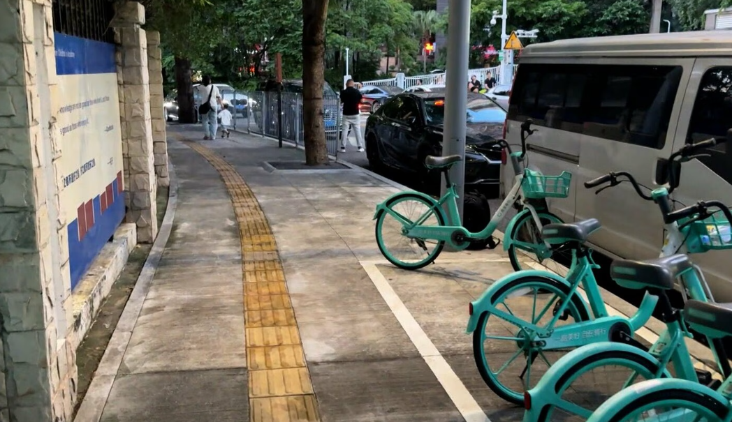 深圳日本人學校10歲小學男生沈某周三上學途中遭遇刀襲,延至周四不治。事發後學校臨時停課,大量警察駐守。(網上圖片)