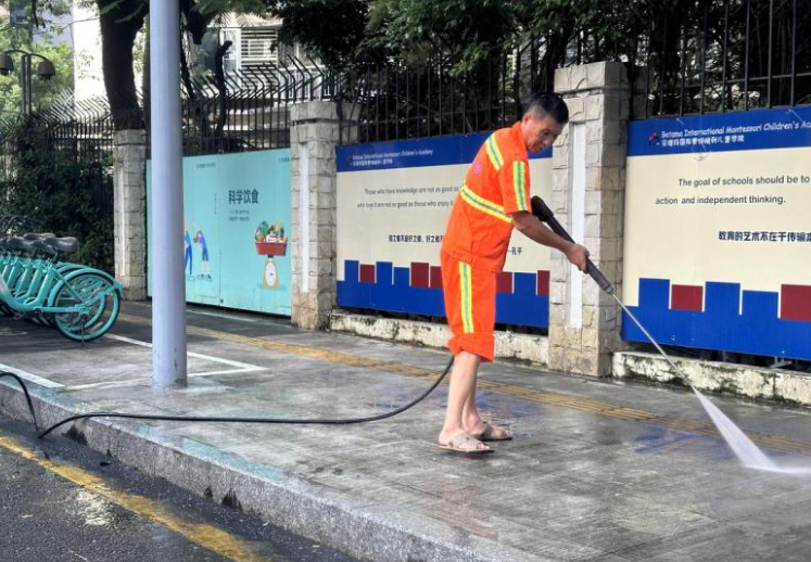 深圳日本人學校10歲小學男生沈某周三上學途中遭遇刀襲,延至周四不治。環衞人員使用高壓水槍清洗案發現場,但地面上仍隱約可見一些血漬。(新加坡《聯合早報》)