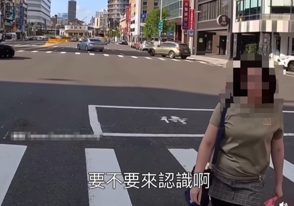 高雄一名電單車男車手等紅燈時,忽然被一名過馬路的中年婦人搭訕,問他「要不要認識一下」,甚至還問「要不要生小孩」(影片截圖)