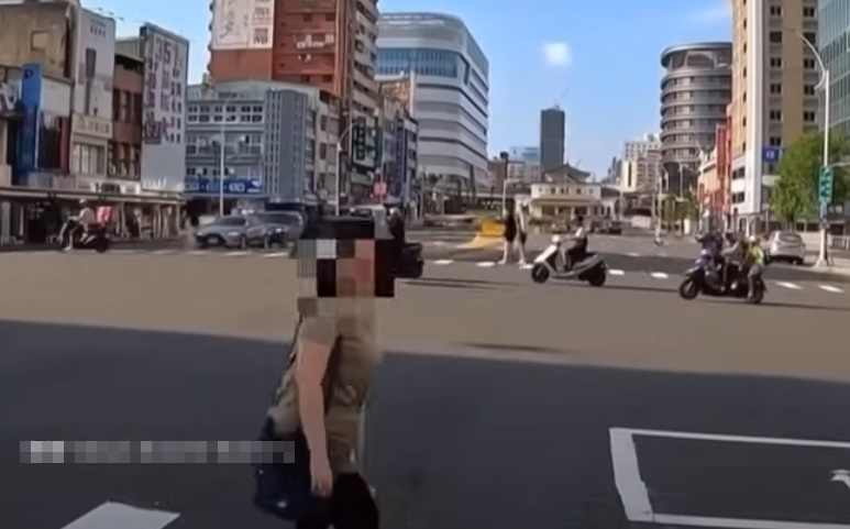 高雄一名電單車男車手等紅燈時,忽然被一名過馬路的中年婦人搭訕,問他「要不要認識一下」,甚至還問「要不要生小孩」(影片截圖)