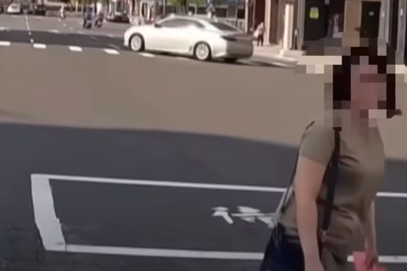 高雄一名電單車男車手等紅燈時,忽然被一名過馬路的中年婦人搭訕,問他「要不要認識一下」,甚至還問「要不要生小孩」(影片截圖)