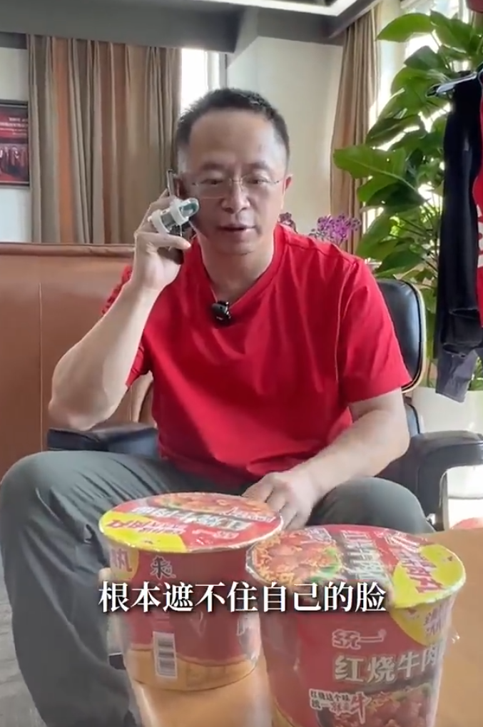 周鴻禕舉例在公眾場合感尷尬會想打電話給自己掩飾,但iPhone根本遮不住自己的臉,可是有了華為Mate XT就會不一樣了,他在影片中示範把Mate XT三摺機打開,就可以輕鬆遮住自己以化解尷尬。