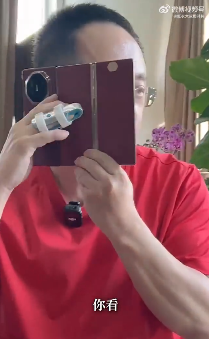 周鴻禕舉例在公眾場合感尷尬會想打電話給自己掩飾,但iPhone根本遮不住自己的臉,可是有了華為Mate XT就會不一樣了,他在影片中示範把Mate XT三摺機打開,就可以輕鬆遮住自己以化解尷尬。