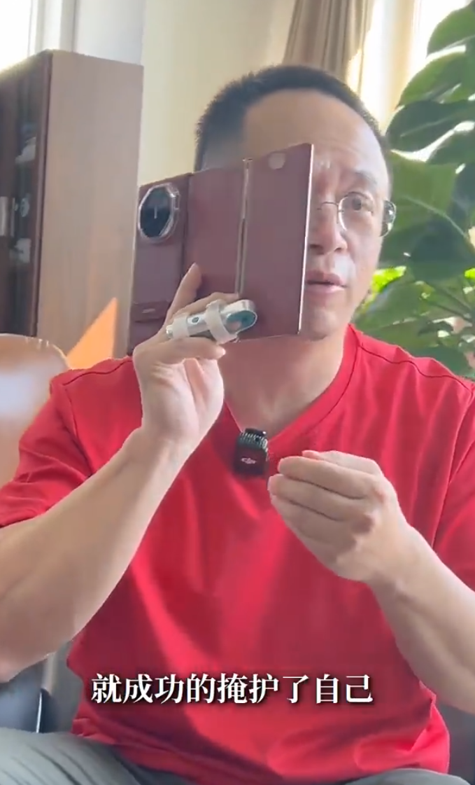 周鴻禕舉例在公眾場合感尷尬會想打電話給自己掩飾,但iPhone根本遮不住自己的臉,可是有了華為Mate XT就會不一樣了,他在影片中示範把Mate XT三摺機打開,就可以輕鬆遮住自己以化解尷尬。