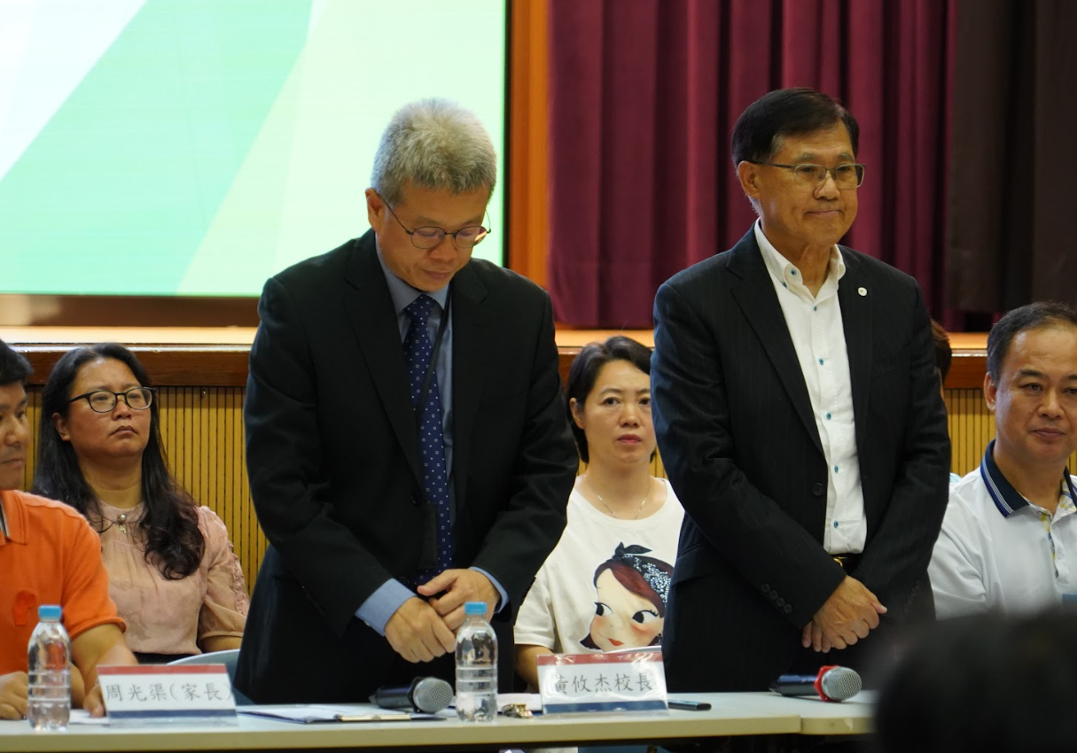 黃攸杰校長(左)及黃偉健校監向受影響的同學及家長致以萬二分歉意(仁濟醫院董之英紀念中學)